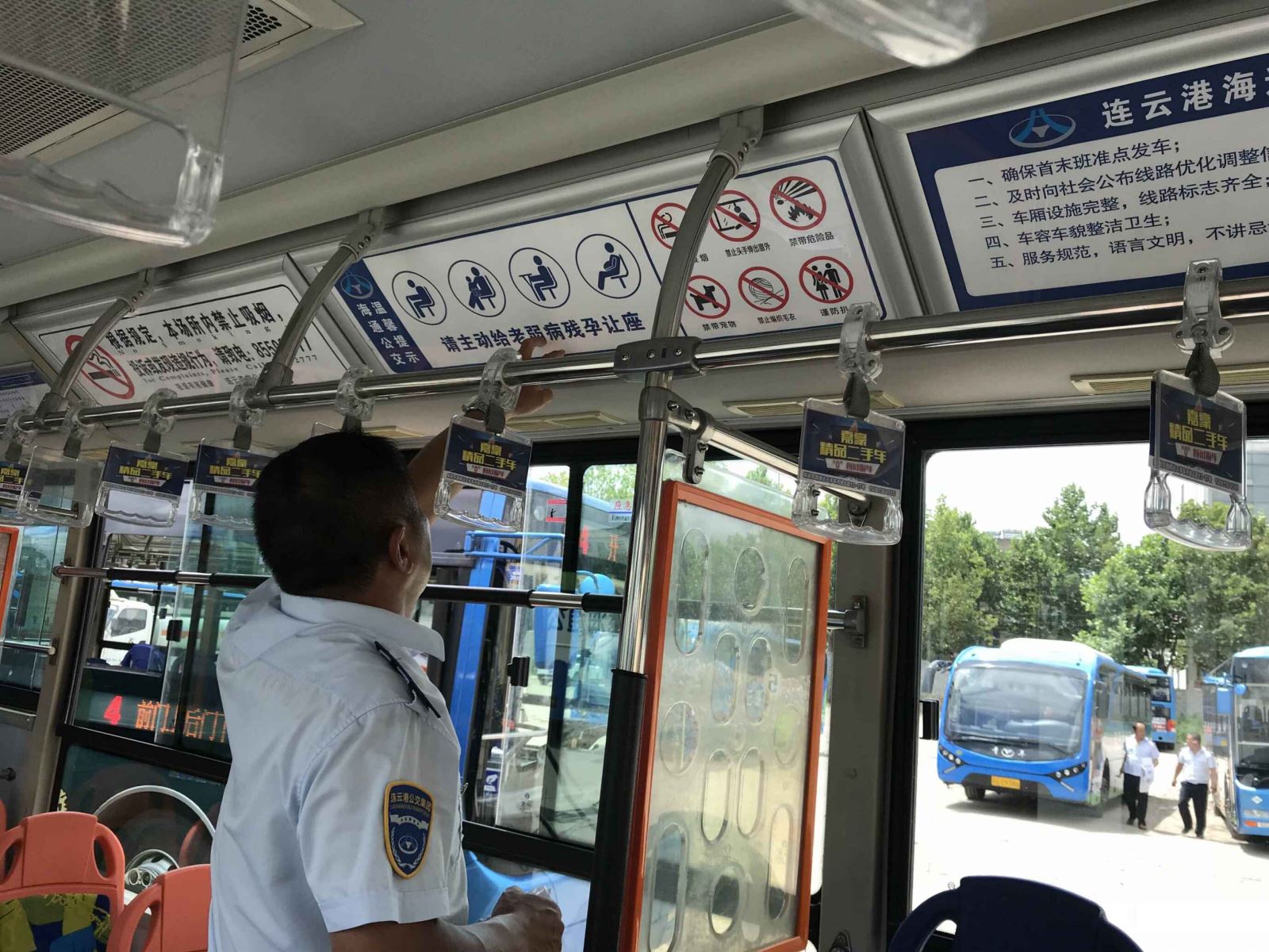 公交集團(tuán)海通公交公司張貼車(chē)輛文明標(biāo)識(shí)營(yíng)造創(chuàng)文氛圍